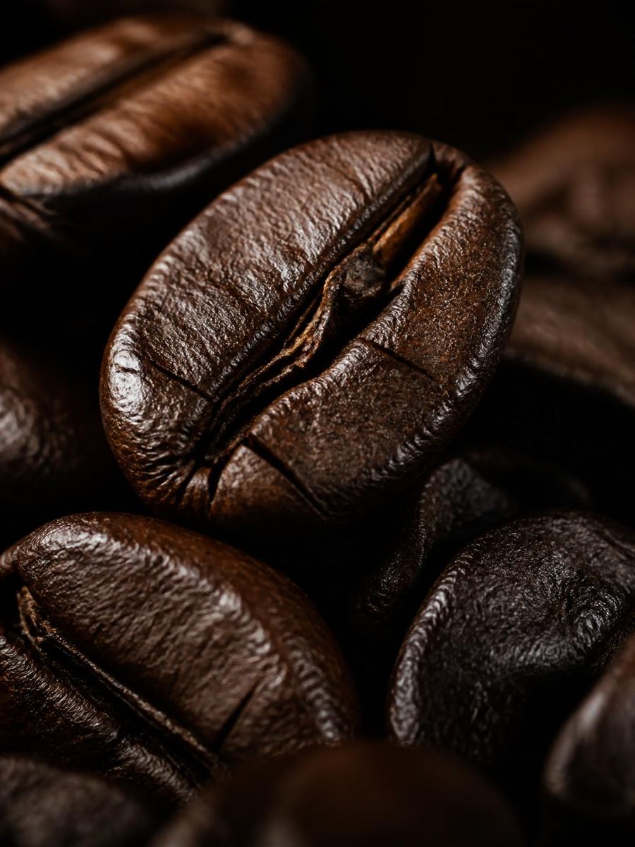 Macrofotografia de grãos de café torrado em luz de estúdio escura